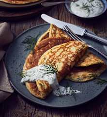 Zucchini-Käse-Pfannkuchen mit Dill-Knoblauch-Sauce