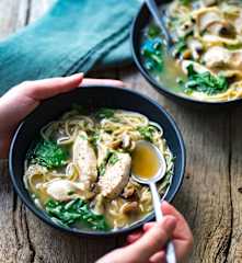 Ramen au poulet, épinards et champignons