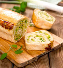 Chléb se sýrem a bylinkami