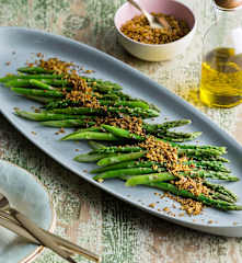 Steamed asparagus with caper crumbs
