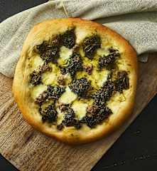 Pizza bianca avec salsiccia (saucisse italienne au fenouil) et chou frisé