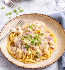 Pâtes aux asperges, sauce au lard et à la crème