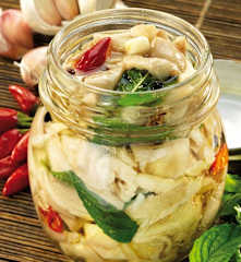 Funghi sott'olio con peperoncini e menta