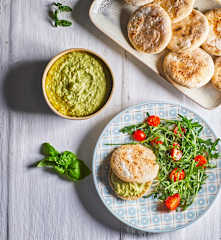 Tigelle alle erbe aromatiche con pesto di fave