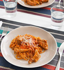 Espaguetis integrales con conejo para dos