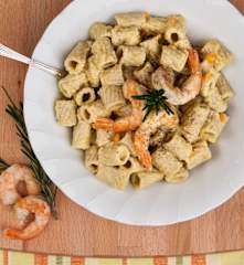 Vollkorn-Pasta mit Kichererbs-Crème und Crevetten