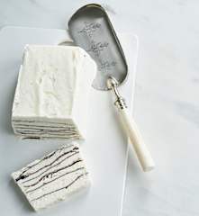 Gelado de natas e chocolate em camadas