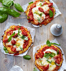 Minipizzas de coliflor y queso con tomate (sin gluten)