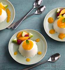 Panna cotta de yogur con salsa de albaricoques