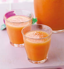 Sumo de melancia, laranja e maracujá