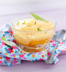 Crème d'abricot aux perles du Japon et compotée de pêches à la verveine