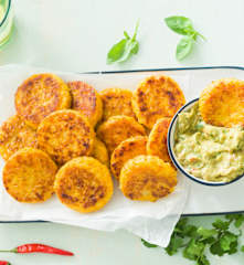 Tortitas de patata, zanahoria y queso con dip de aguacate
