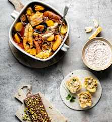 Menú: Cremoso de cecina. Tartaletas de marisco. Zarzuela de pescados y mariscos. Turrón de chocolate y pistachos.