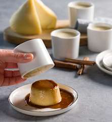 Flan de queso tetilla con reducción de licor de café
