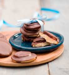 Biszkopciki z galaretką w czekoladzie