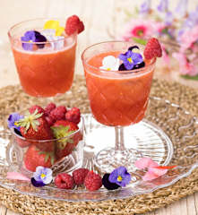 Cocktail analcolico di frutta e fiori