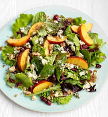 Πράσινη σαλάτα με νεκταρίνια, μπλε τυρί Stilton και καρύδια