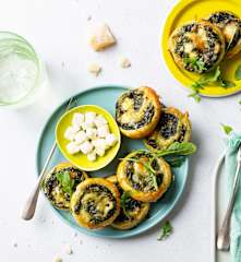 Espirales de hojaldre con espinacas y queso feta