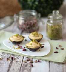 Coppette di palloncini al cioccolato con crema di pistacchi (di Erica Liverani)