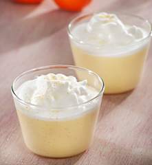 Natillas de vainilla con merengue de leche y polvo de mandarinas