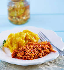 Pollo en adobo con puré de plátano