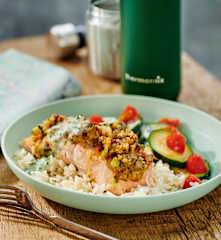 Lachs mit Gemüse-Käse-Topping und Reis