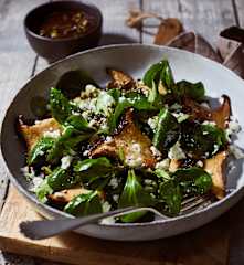 Feldsalat mit gebratenen Kräuterseitlingen und Kürbiskerndressing