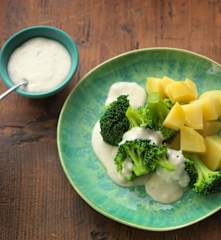 Брокколи и картофель под соусом из голубого сыра