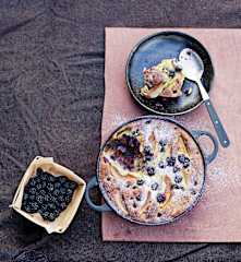 Clafoutis aux poires, mûres et amandes