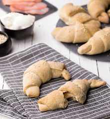 Croissant integrale con mousse al salmone