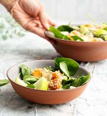 Ensalada de camote con manzana, espinacas y quinoa