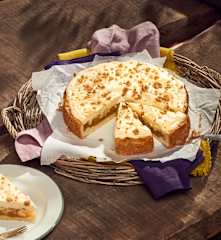 Apfel-Amarettini-Kuchen mit Puddingsahne