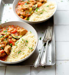 Guisado de carne de porco com grão, legumes e cuscuz