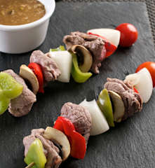 Telecí špíz se zeleninou a hořčičnou omáčkou
