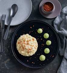 Risotto al azafrán con mousse de calabacita y crujiente de tocino