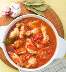 Alitas de pollo con tomate