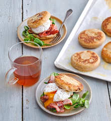 Muffins à la farine complète, œufs mollets et lard