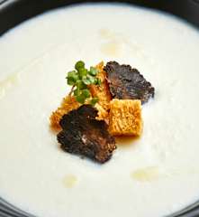 香浓奶油洋姜汤配脆面包、黑松露