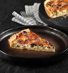 Τάρτα με σπαράγγια, αρακά και ανθότυρο