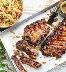 Costillas de cerdo a la brasa con salsa de mostaza y miel y ensalada