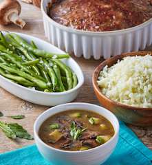 Sopa de hongos, pastel de carne, ejotes y arroz de coliflor
