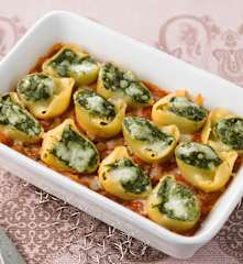 Conchas de massa com espinafres e requeijão