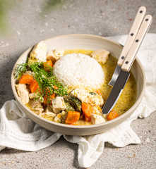 Lekkostrawna potrawka z kurczaka, cukinii i marchewki z ryżem