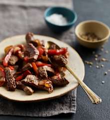 Rindfleischstreifen, Paprika und Zwiebeln anbraten