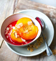 Pêches pochées, framboises, amandes