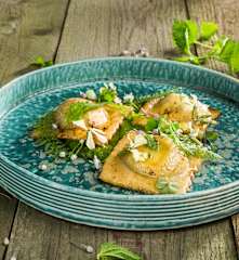 Wildkräuter-Ravioli auf Brennnesselspinat