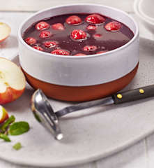 Himbeer-Holunder-Suppe mit Grießklößchen