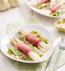 Ażurowe naleśniki ziołowe ze szparagami i szynką