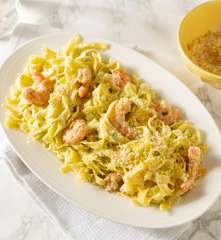 Tagliatelle al limón con calabacín y langostinos