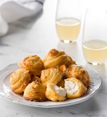 Cheese puffs with honeyed goat's cheese